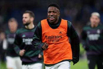 Aparece un mu&ntilde;eco con la camiseta de Vinicius colgado de un puente de Madrid
