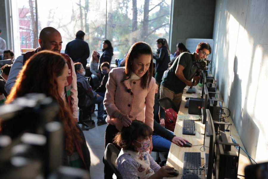 Sheinbaum visita puntos PILARES en Azcapotzalco