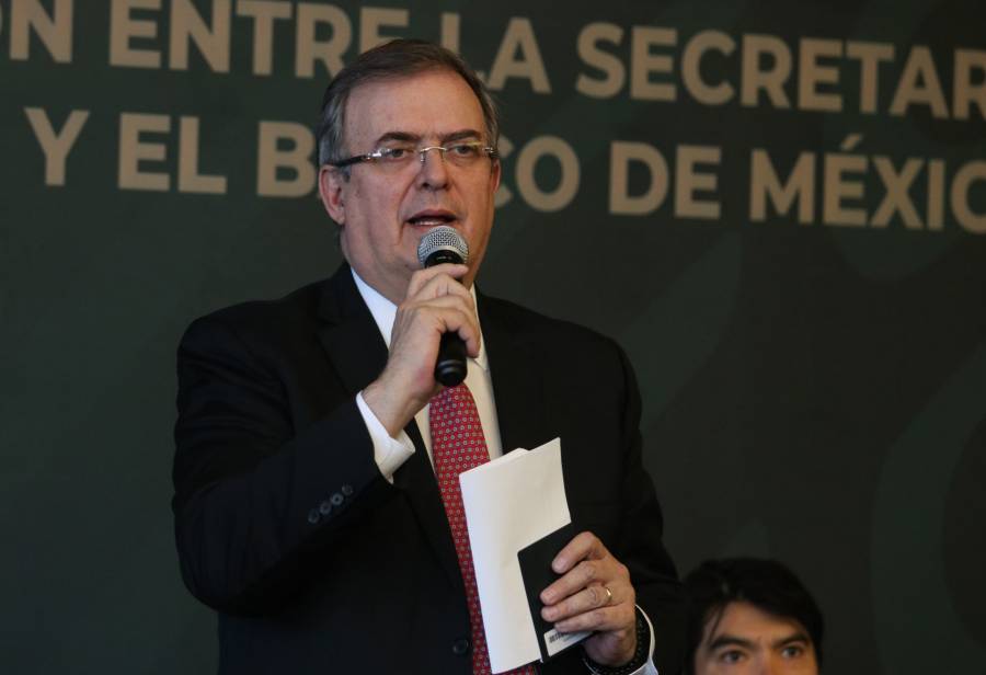 Marcelo Ebrard recibe v&iacute;tores en su llegada a la C&aacute;mara de Diputados