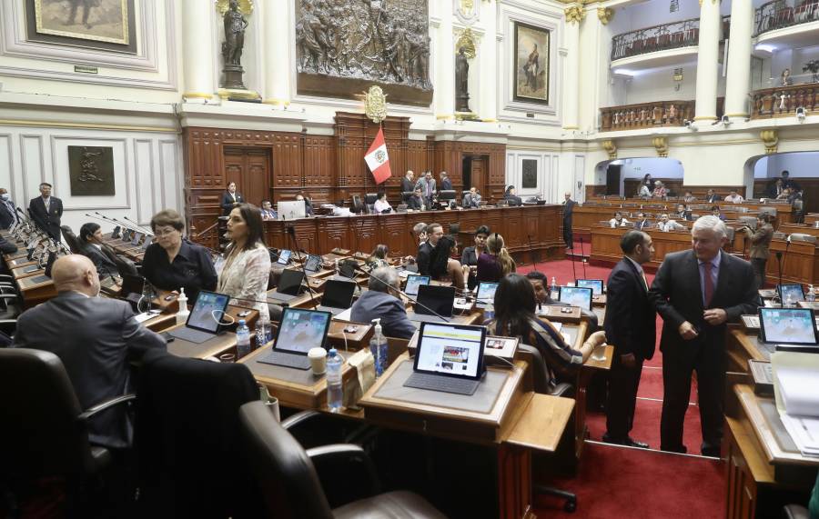 Parlamento de Perú suspende debate de adelanto de elecciones