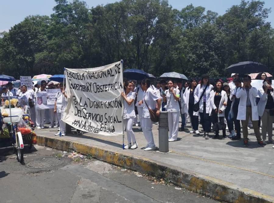 Médicos y enfermeras se manifiestan en paseo de reforma