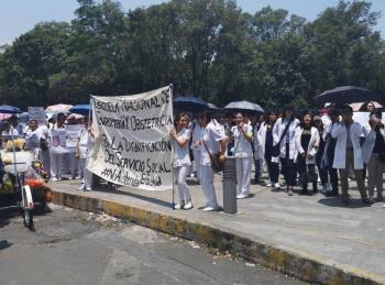 M&eacute;dicos y enfermeras se manifiestan en paseo de reforma