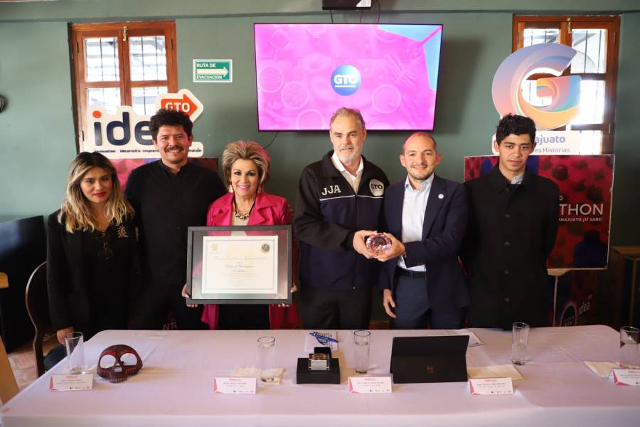 Presentan SECTUR recetario gastronómico de Guanajuato