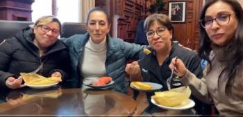 Sheinbaum cumple y comparte tamales por el D&iacute;a de la Candelaria