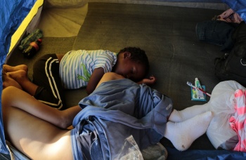 Casi mil ni&ntilde;os migrantes siguen separados de sus padres en Estados Unidos