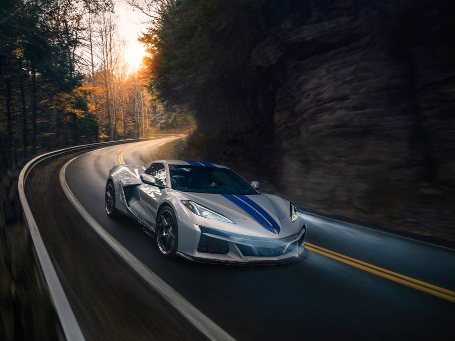 CORVETTE LLEGA A LOS  70 AÑOS DE VIDA CELEBRÁNDOLO CON UNA VERSIÓN AWD ELECTRIFICADA