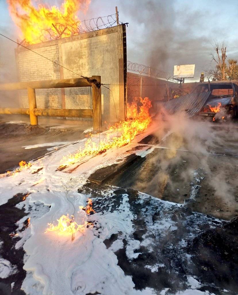 Explota Pipa en León- Silao, chofer queda calcinado