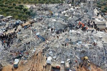 Un poderoso sismo causa m&aacute;s de 3,800 muertos en Turqu&iacute;a y Siria