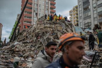 Suman casi 2,600 muertes en Turqu&iacute;a y Siria por los terremotos