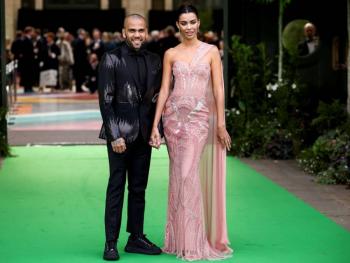 No lo voy a dejar solo: Esposa de Dani Alves, lo visita en prisi&oacute;n