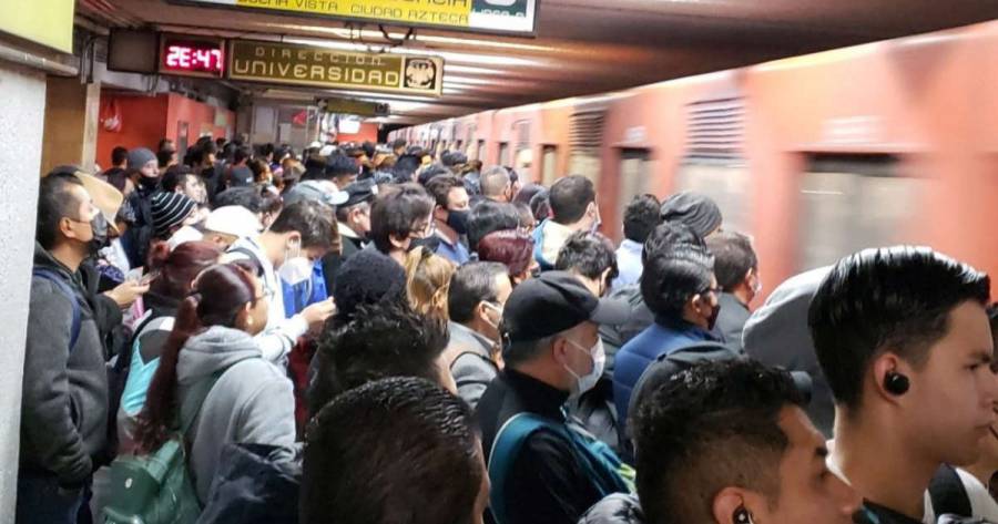 Usuarios reportan retrasos en el Metro