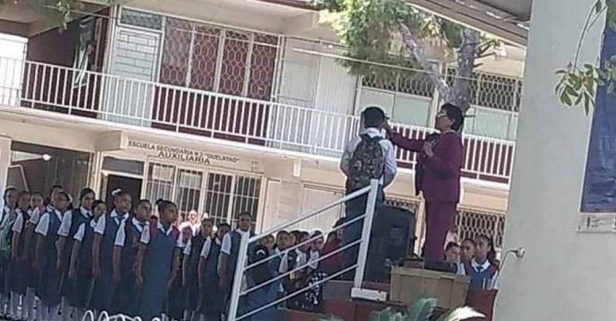 Prohíben celulares, cabello pintado y suéteres de colores en colegio de Colombia