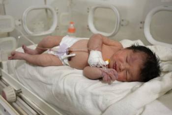 ¡Un milagro! Rescatada recién nacida con cordón umbilical entre los escombros en Siria