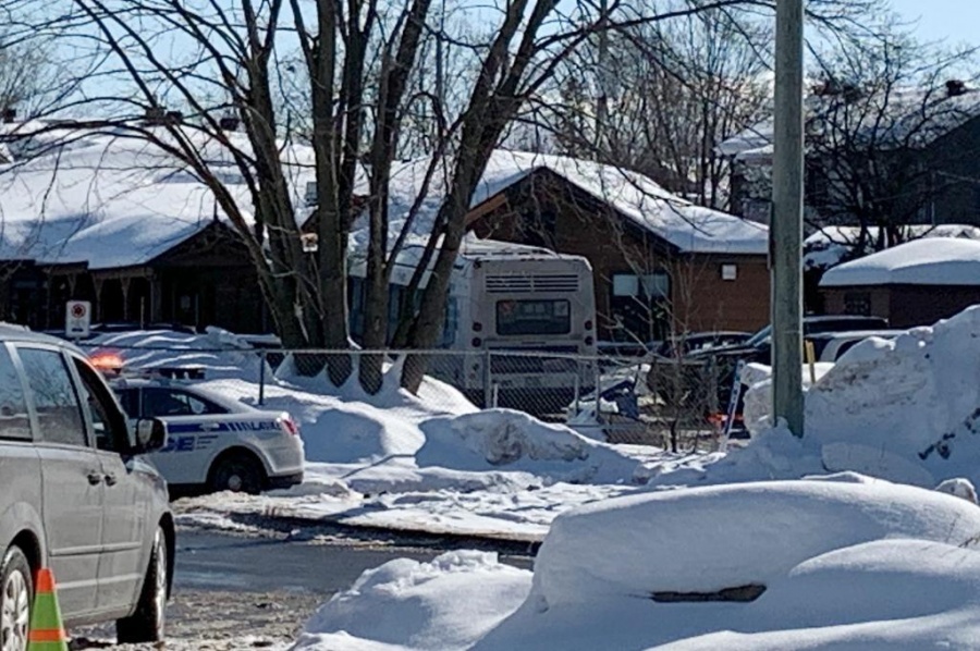 Un hombre mata a dos niños al estrellar un bus contra una guardería en Canadá