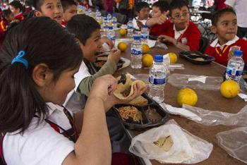 Las comidas en escuelas de nivel básico incentivan la permanencia en las aulas: UNESCO