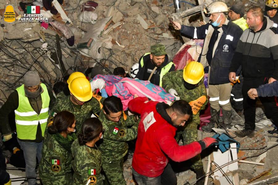 Ejército Mexicano rescata con vida a una persona en Turquía