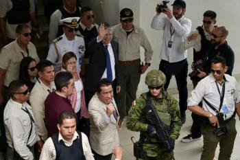 Presidente de Ecuador cambia a ministro de Gobierno tras rev&eacute;s en referendo