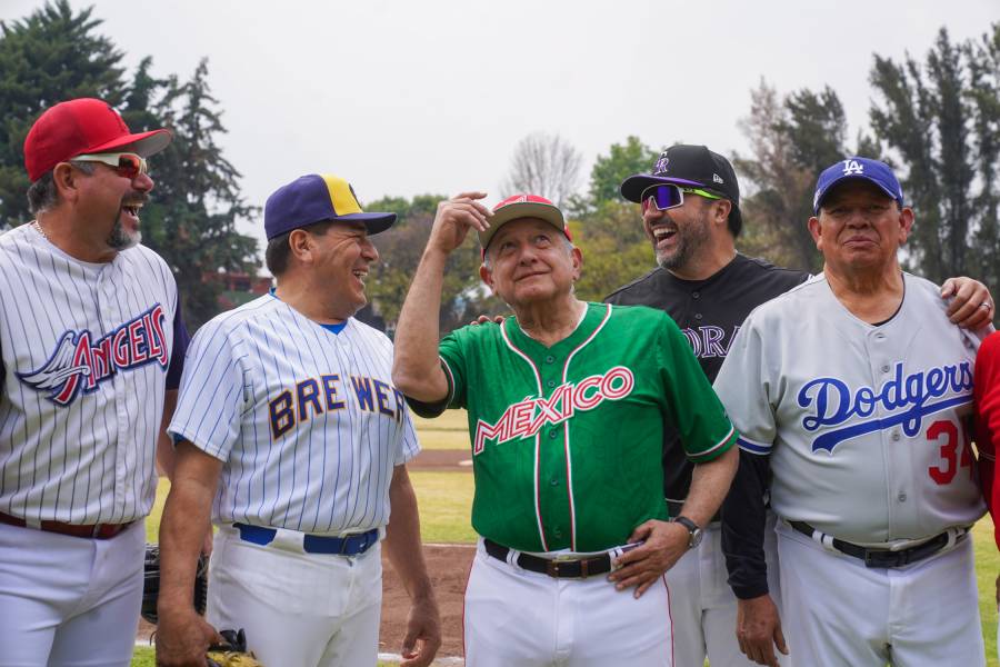 AMLO presume a leyendas en su juego de beisbol ante el IMSS