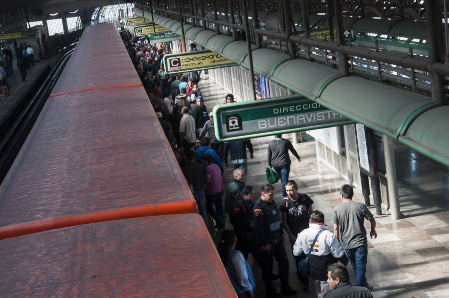 Retiran tren en la Línea B del Metro