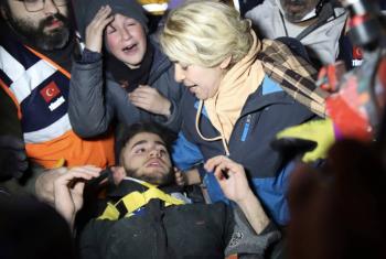 Chico de 17 a&ntilde;os sobrevive a terremoto en Turqu&iacute;a bebiendo su orina