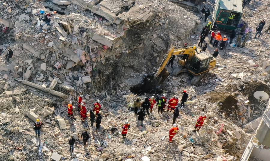 Salvadore&ntilde;os rescatan de los escombros a una mujer y un ni&ntilde;o seis d&iacute;as despu&eacute;s del terremoto en Turqu&iacute;a