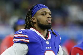 Aclaman en el Super Bowl a Damar Hamlin, jugador de la NFL que sufri&oacute; un paro card&iacute;aco