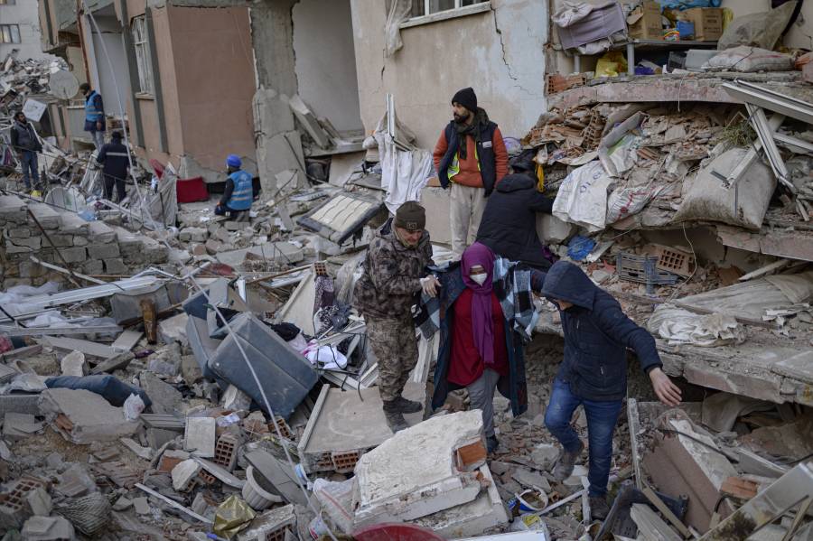 Empresa alemana advierte mayor número de muertos por sismos en Turquía y Siria