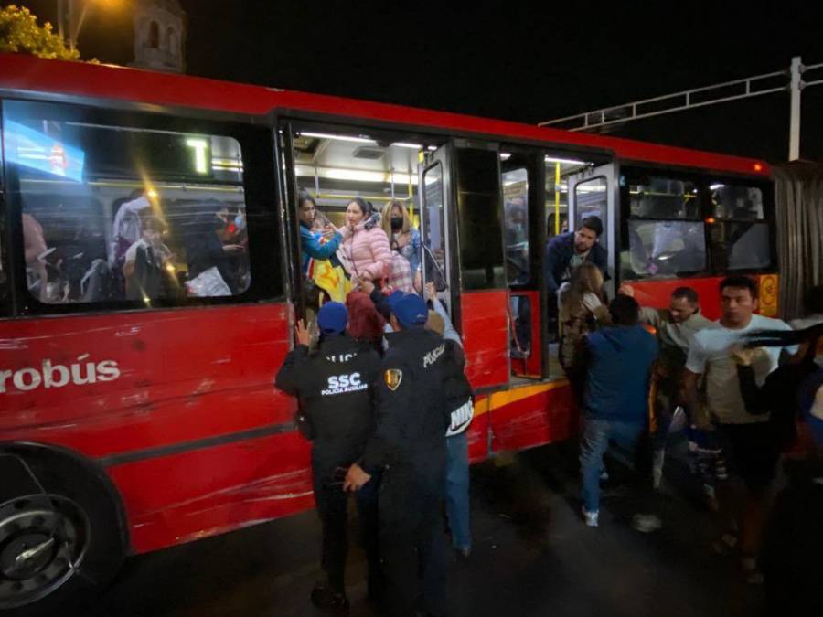 Reportan heridos en choque entre unidades del Metrobús en Reforma