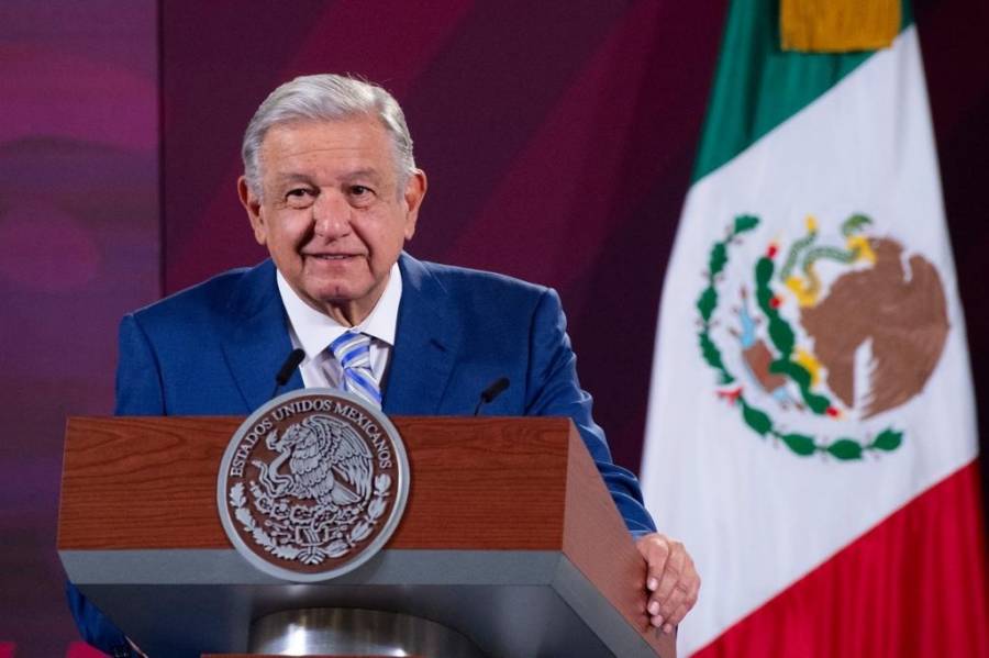 AMLO analiza denunciar a abogado de García Luna por daño moral