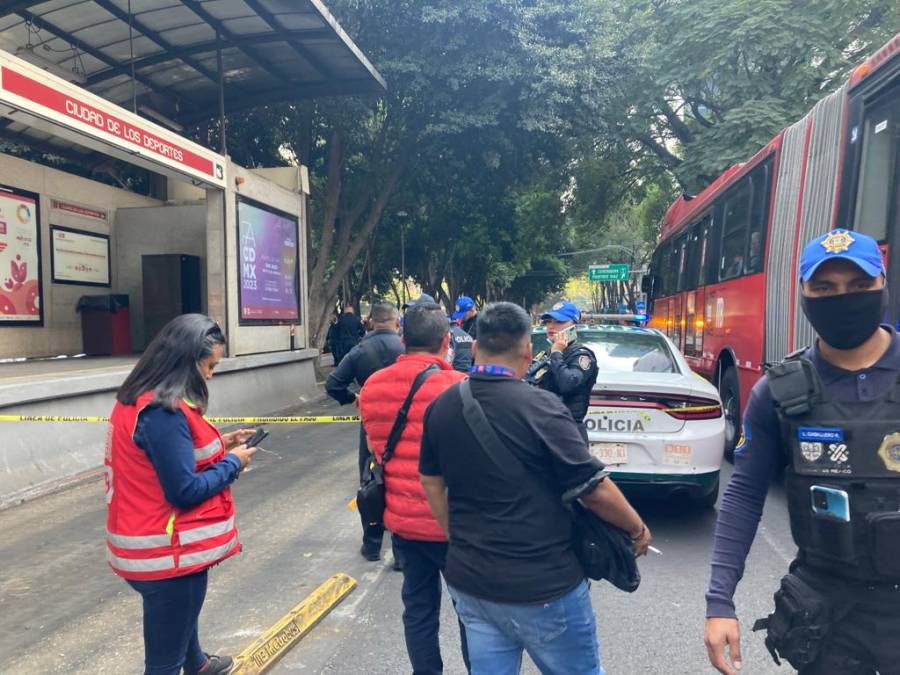 Mujer pierde la vida tras ser arrollada por el Metrobús en Ciudad de los Deportes