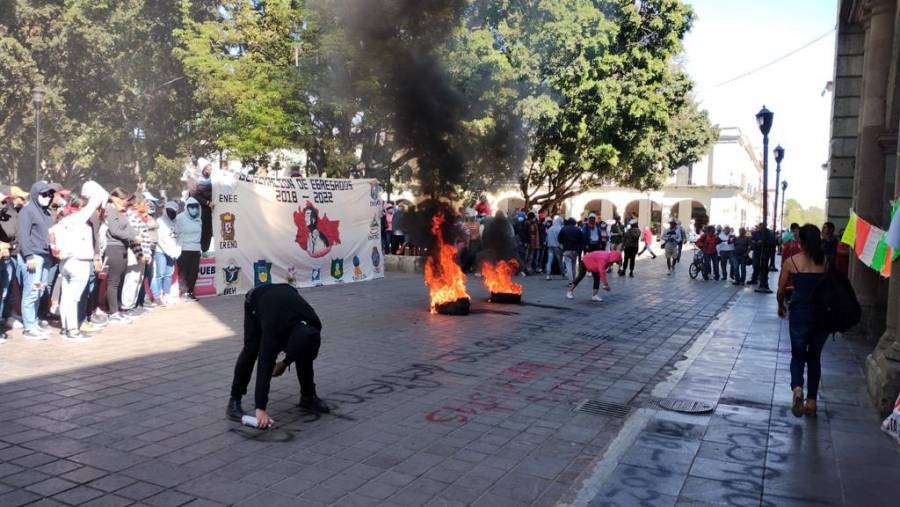 Vandalizan normalistas el Palacio de Gobierno en Oaxaca