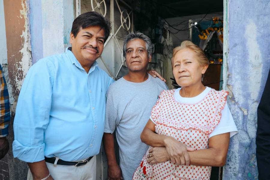 Alcalde de GAM pinta fachadas para dar una mejor vista a las calles de la alcaldía