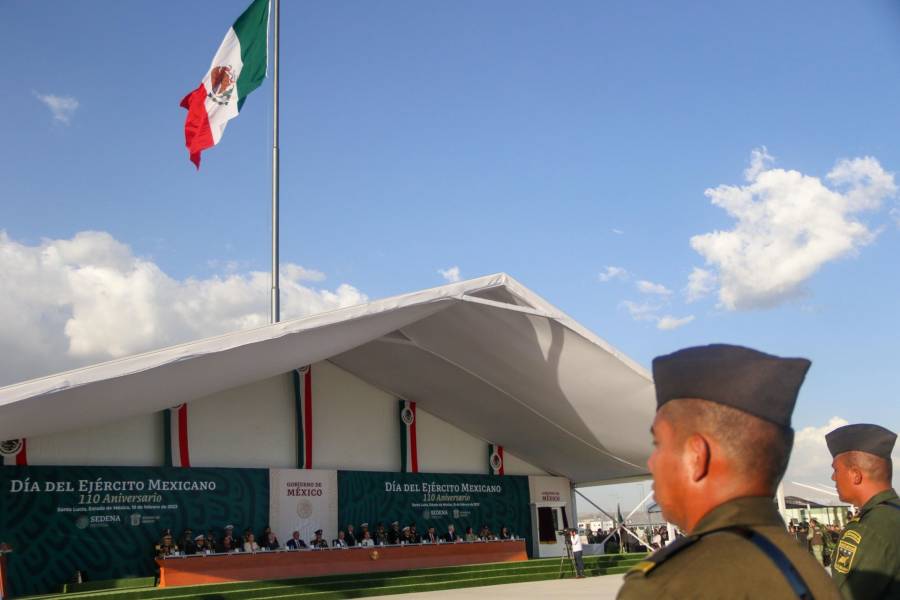 Celebra AMLO 110 aniversario del Ejército Mexicano