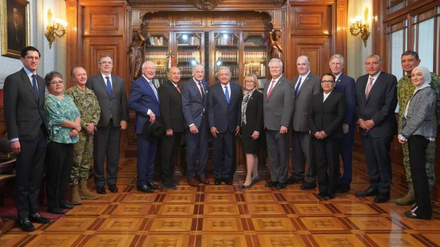 AMLO dialoga sobre migración, seguridad y comercio con legisladores de EU en Palacio Nacional