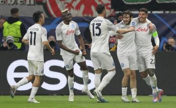 Napoli golpea primero al Eintracht Frankfurt y pone de cara sus octavos de Champions