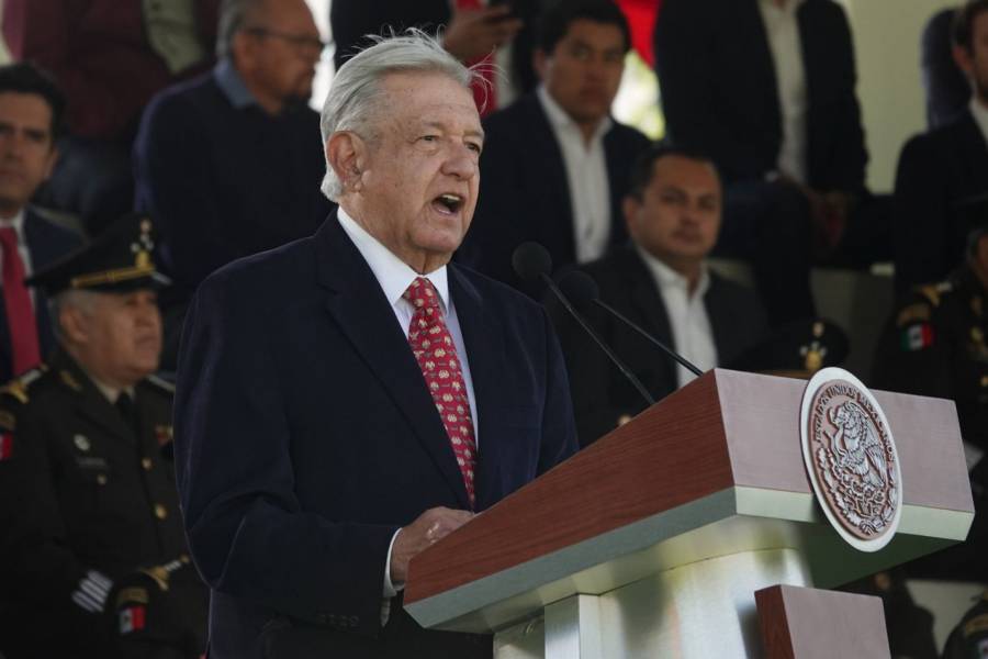 Bandera nacional es un emblema de unidad: AMLO en el Día de la Bandera