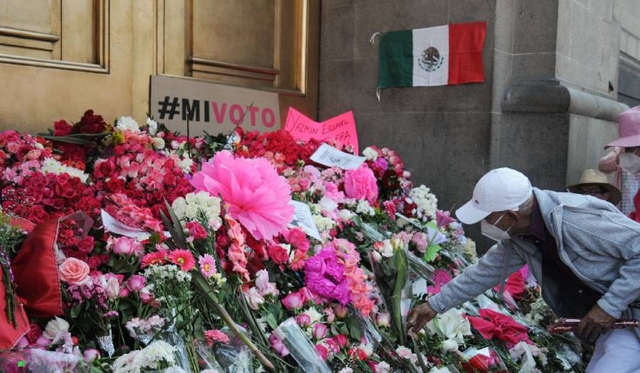 Llenan de flores rosas la puerta de la SCJN