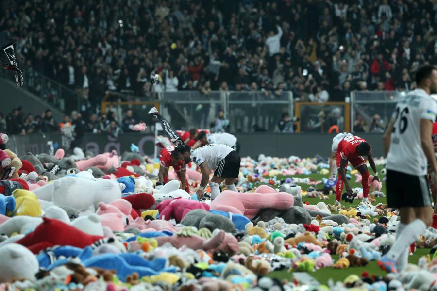 La afición de Besiktas lanzó peluches al campo, para los niños sobrevivientes del sismo en Turquía