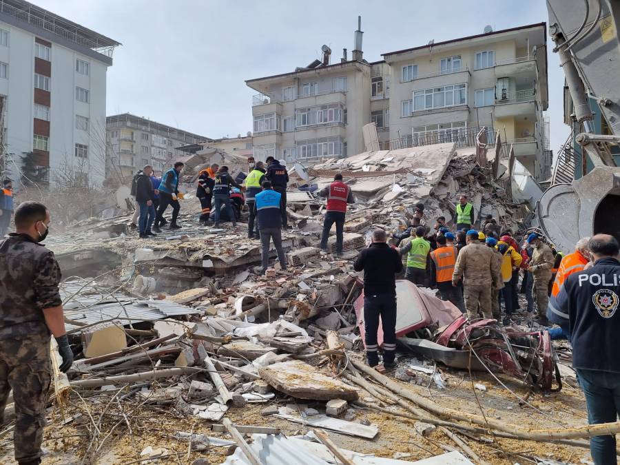 Se reportó 1 deceso, 69 heridos y derrumbes tras sismo de 5.6 en Turquía