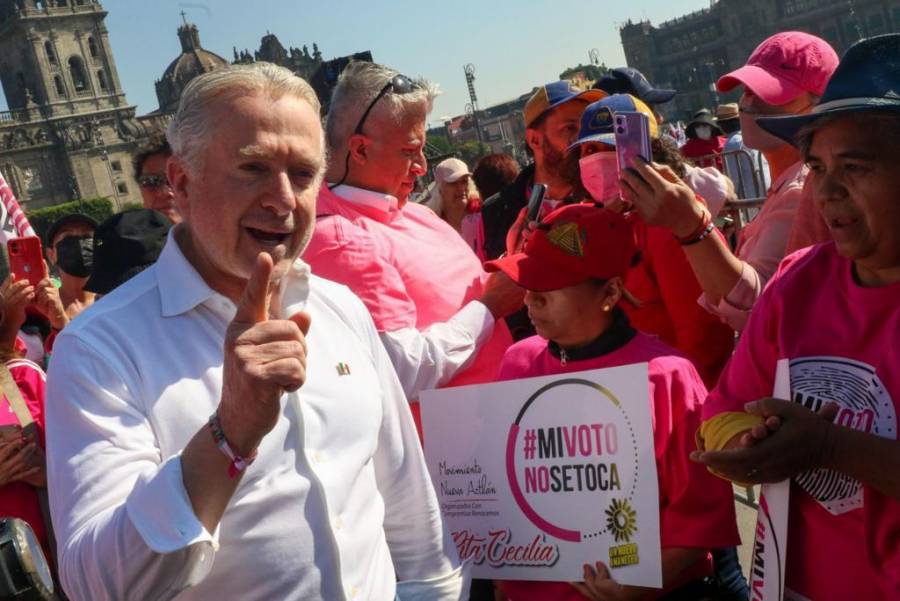 Creel califica de provocación colocación de manta de García en Congreso CDMX