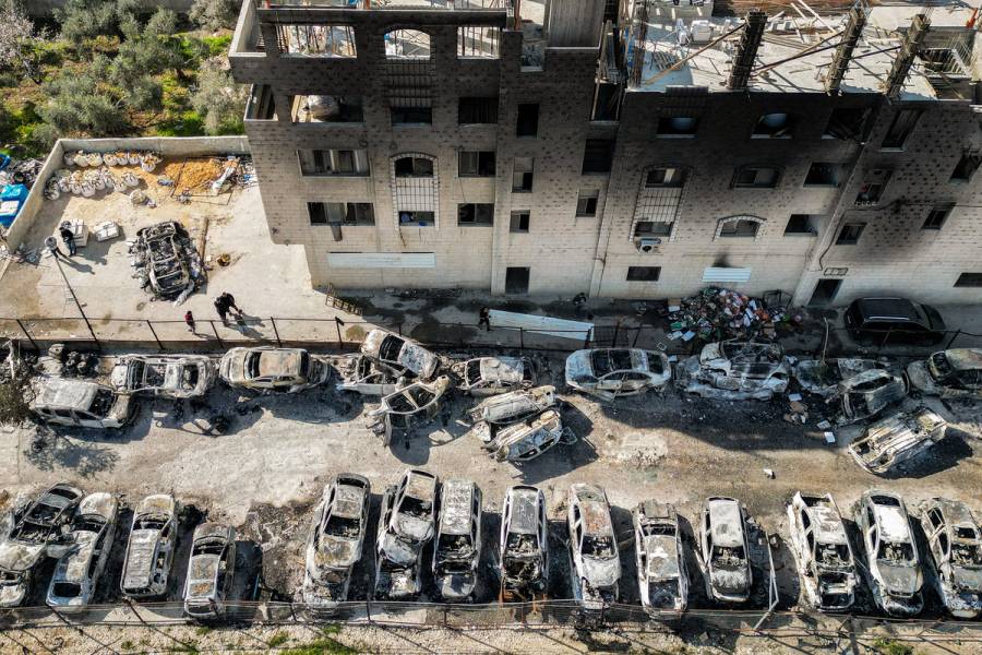 Colonos israelíes incendian un pueblo palestino en actos de represalia