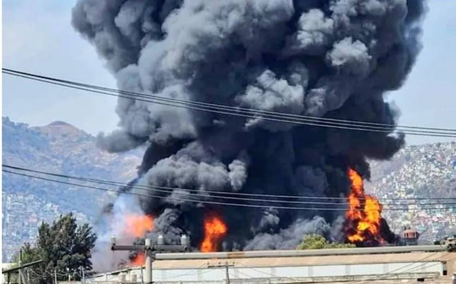 Se registra fuerte incendio en zona industrial de Xalostoc, en el Edomex