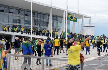 Liberan a 137 detenidos por asonada en Brasilia pero deber&aacute;n llevar tobillera electr&oacute;nica