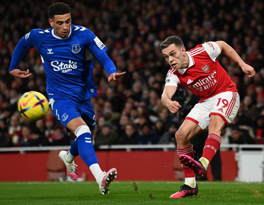 Arsenal golea al Everton y se aleja del Manchester City