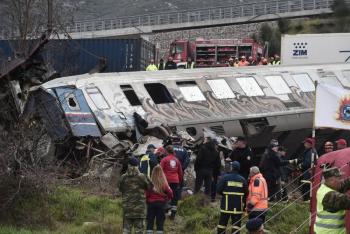 Al menos 36 muertos en choque frontal de dos trenes en Grecia