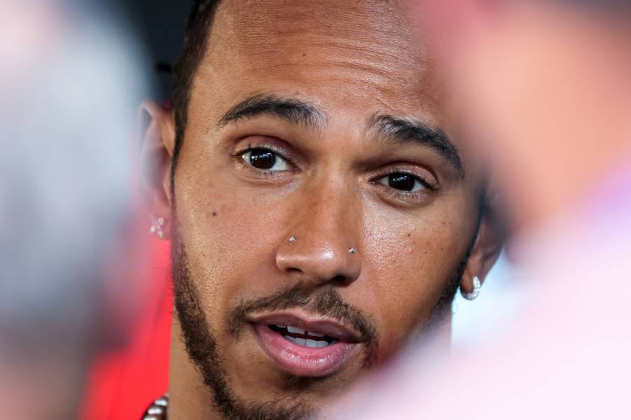 Lewis Hamilton, autorizado a pilotar con sus piercings en la nariz