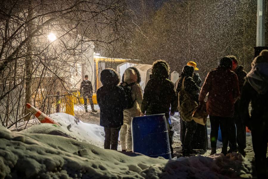 64 migrantes mexicanos rescatados de red de tráfico de personas en Canadá