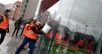 Protesta por acci&oacute;n de activistas del clima cerca del Bundestag en Alemania