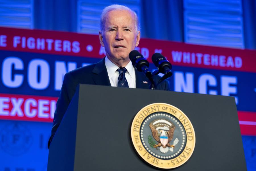 Joe Biden hace promesas a los votantes de más edad y a los obreros