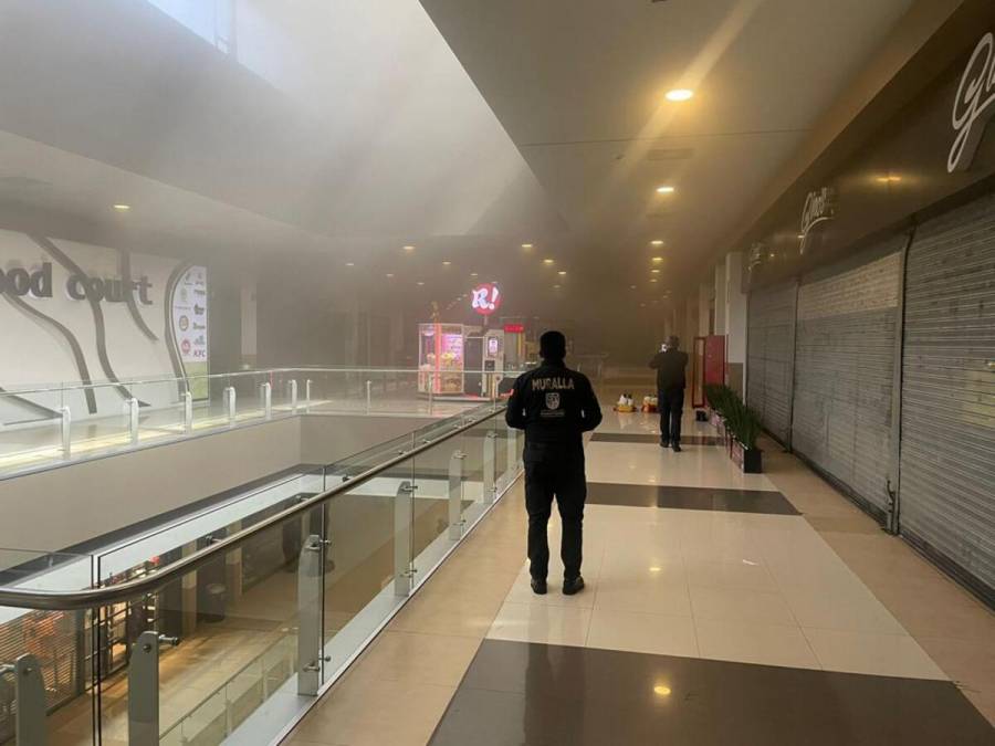 Reportan incendio en centro comercial Fórum Buenavista